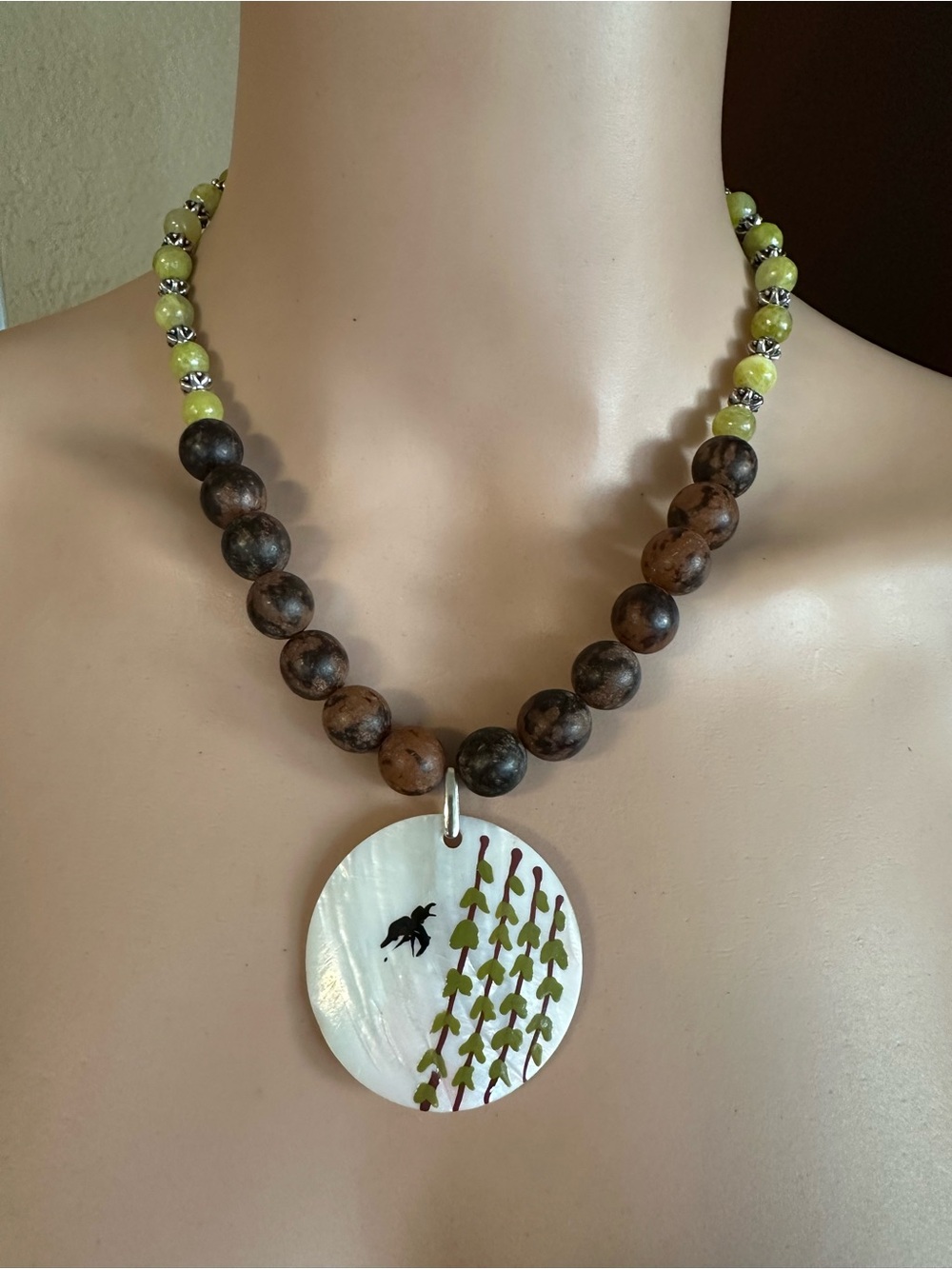 Beautiful 20-1/2 inch Mother of Pearl bead necklace NWOT